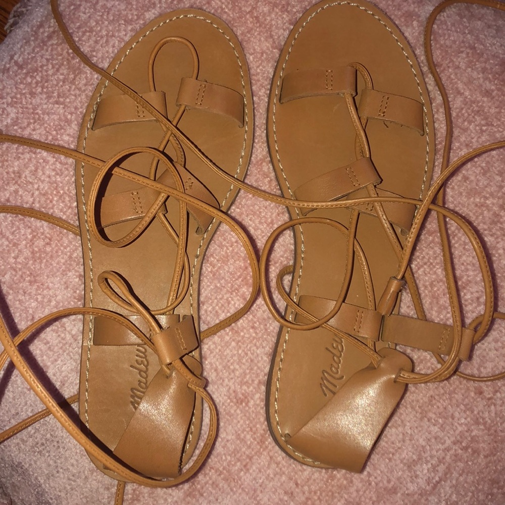 Strapped tAn sandels